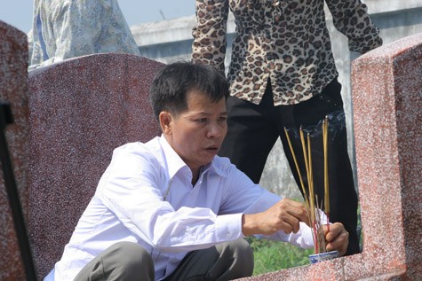 Ông Nguyễn Thanh Chấn được trả tự do sau 10 năm ngồi tù, về nhà thắp hương cho tổ tiên...